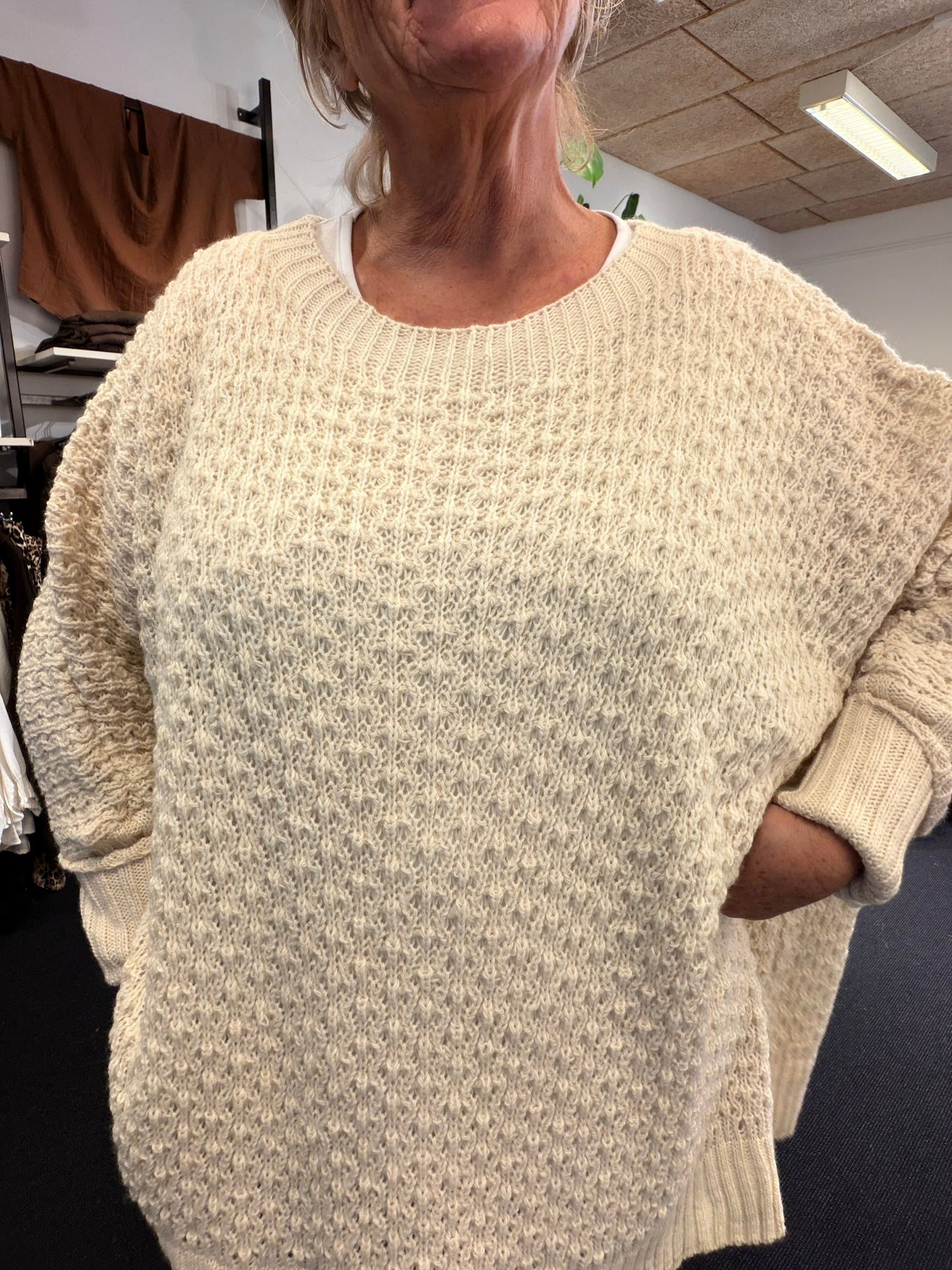 Off white plussize pullover med rundhals og langt ærme med ribkant.