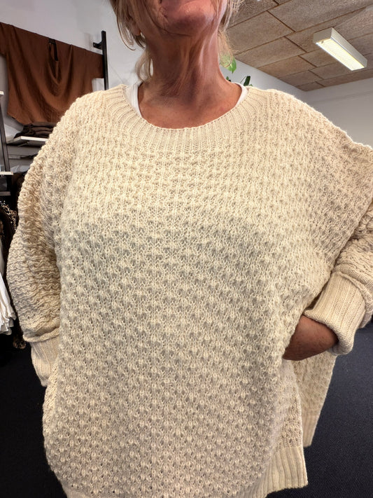 Off white plussize pullover med rundhals og langt ærme med ribkant.