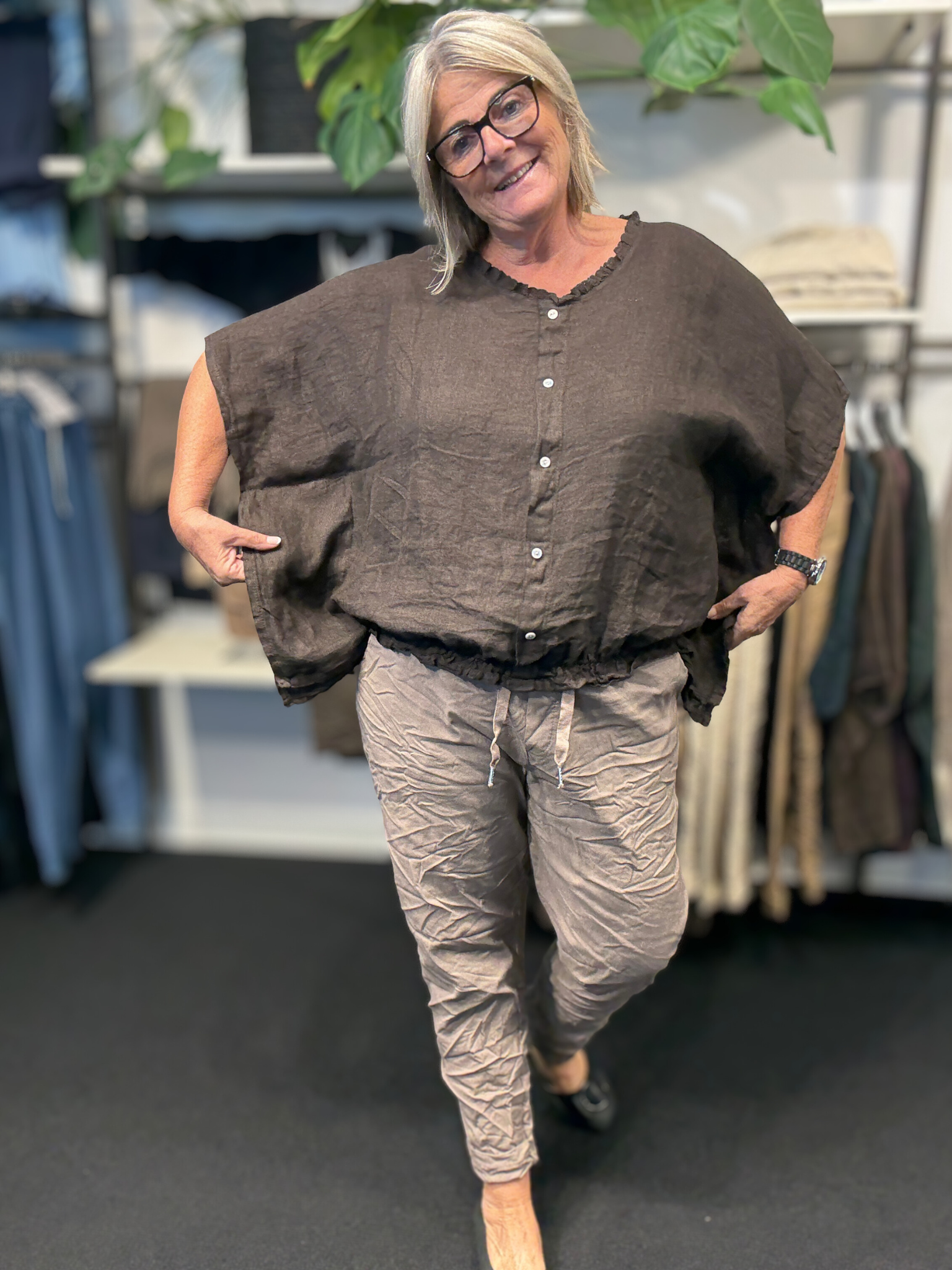 Smart hør bluse som har nogle fine detaljer der gør den lidt mere feminin. Den er til plus pigen mellem str. 42 og 48.