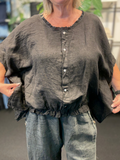 Smart hør bluse som har nogle fine detaljer der gør den lidt mere feminin. Den er til plus pigen mellem str. 42 og 48.