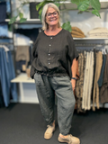 Smart hør bluse som har nogle fine detaljer der gør den lidt mere feminin. Den er til plus pigen mellem str. 42 og 48.