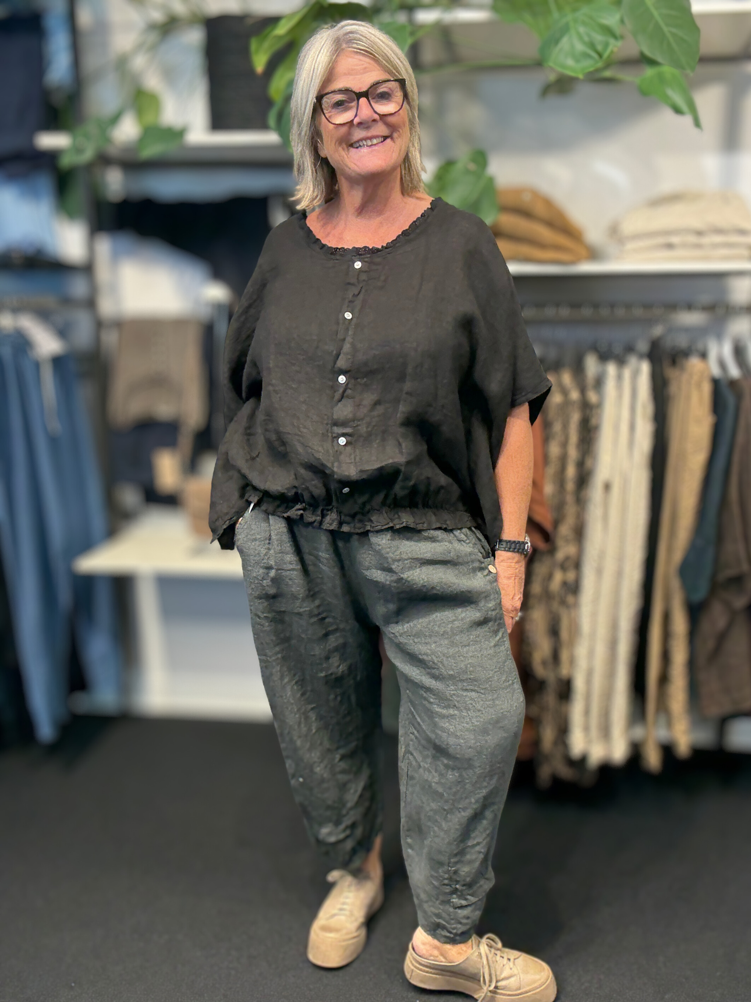 Smart hør bluse som har nogle fine detaljer der gør den lidt mere feminin. Den er til plus pigen mellem str. 42 og 48.