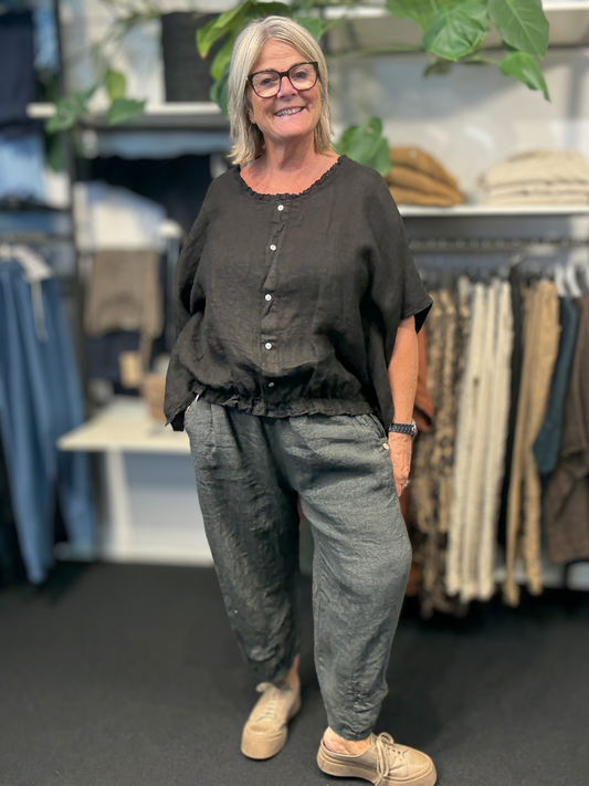 Smart hør bluse som har nogle fine detaljer der gør den lidt mere feminin. Den er til plus pigen mellem str. 42 og 48.
