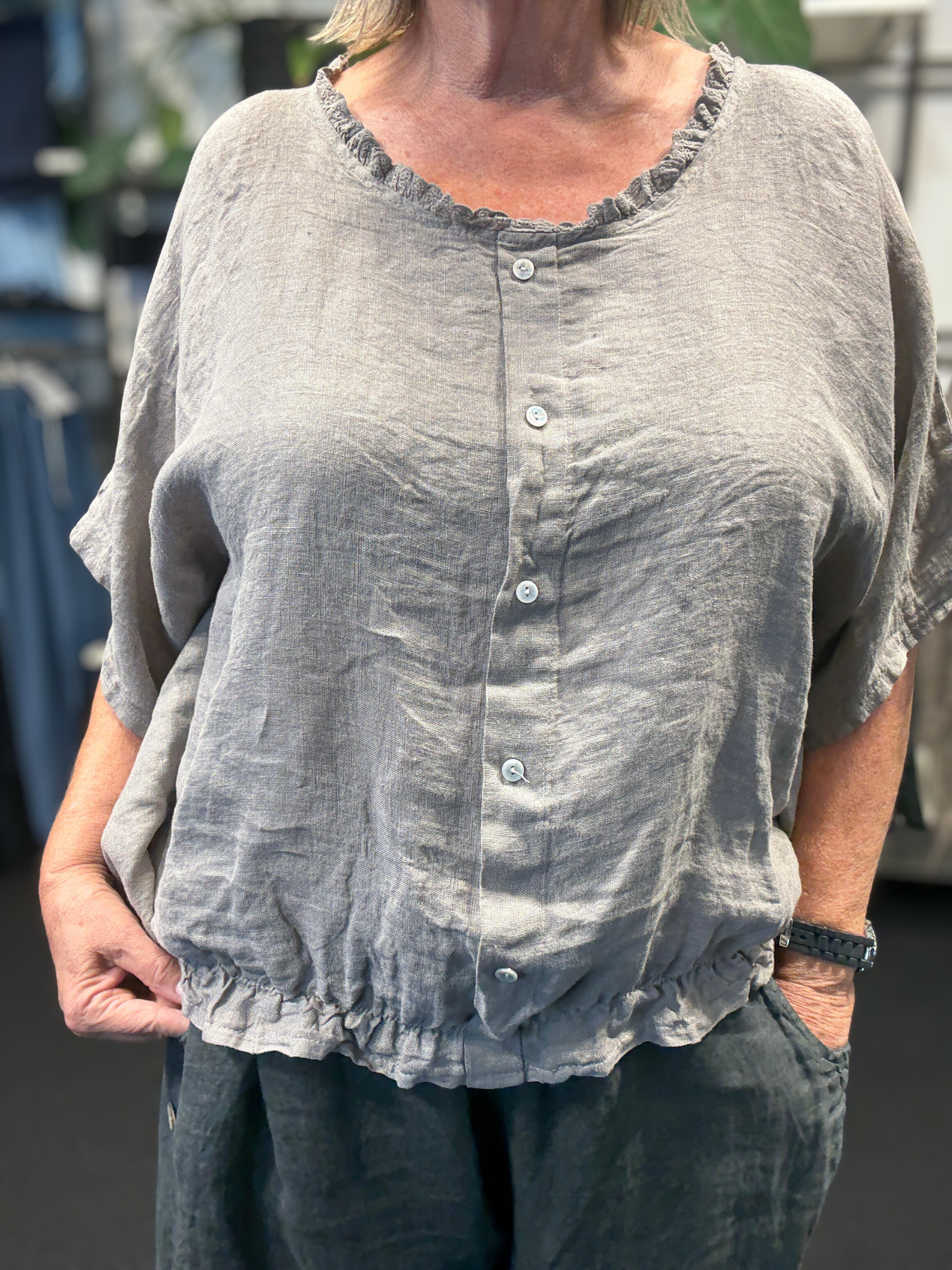 Smart hør bluse som har nogle fine detaljer der gør den lidt mere feminin. Den er til plus pigen mellem str. 42 og 48.