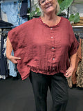 Smart hør bluse som har nogle fine detaljer der gør den lidt mere feminin. Den er til plus pigen mellem str. 42 og 48.