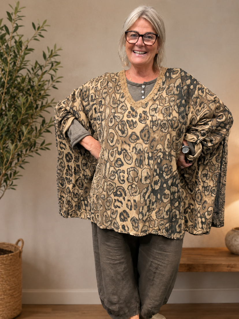 Tove er en plus size tunika med et fantastisk brystmål, hvor vi mener alle kan være med. Den er med strik detaljer i halsen, som går ned i et V. Ærmet er med elevatorhejs og har en god bredde. 