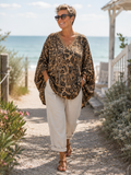 ## Tove Oversize Tunika – Camel Leo

**Pris:** 399,00 kr.

### Produktbeskrivelse

Tove Oversize Tunika er den perfekte kombination af komfort og rå stil. Det flotte leo-print i varme camel- og sorte nuancer giver et eksklusivt look, mens den løse oversize pasform falder flot om kroppen uden at stramme.

Den dybe V-hals med dekorativ blondekant tilfører et feminint udtryk, og de brede ærmer giver tunikaen et let og afslappet look. Brug den med hørbukser, leggings eller jeans – perfekt til både hverdagen, fe