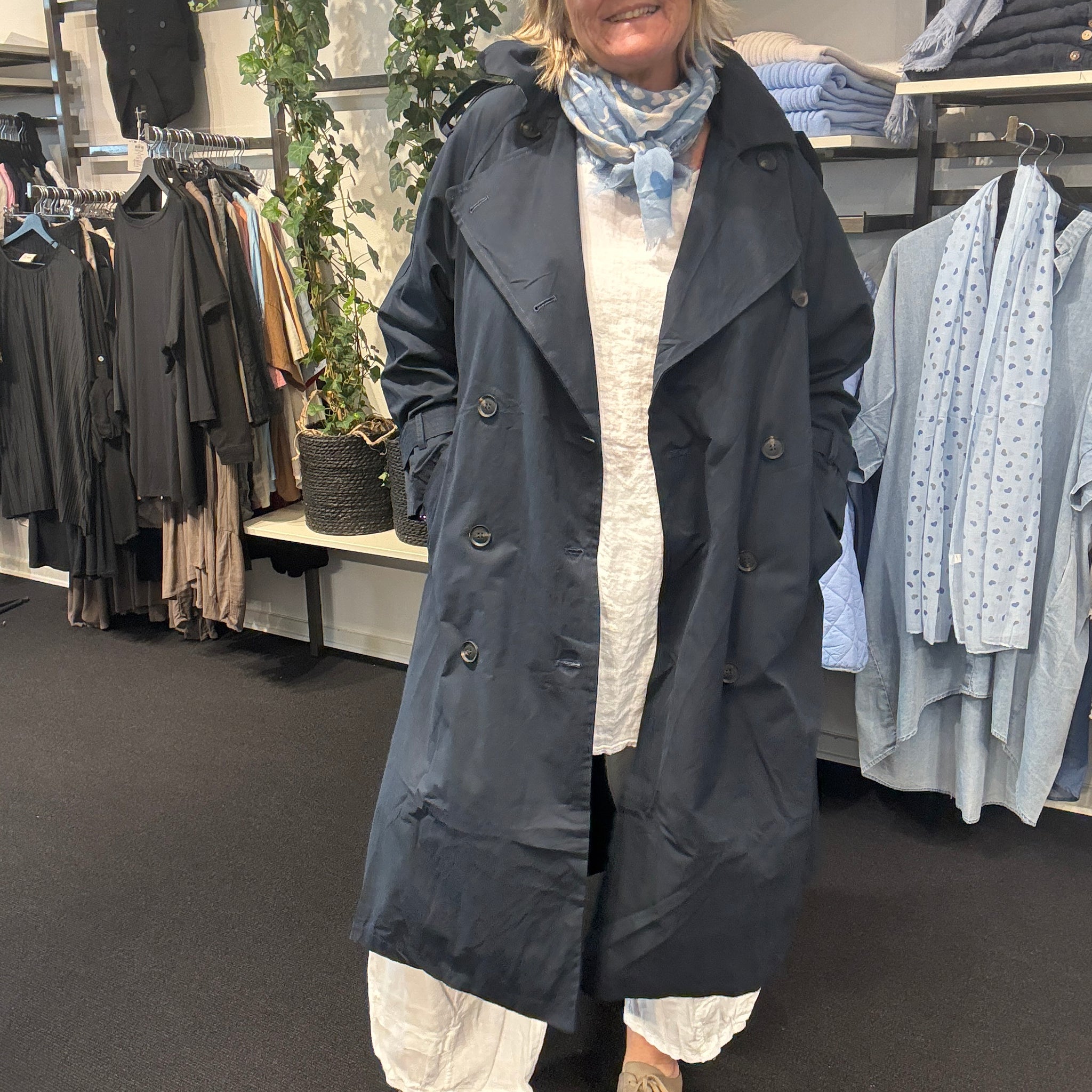 Smart plussize trench coat, som er perfekt her i foråret. Vi mener den kan bruges af plus size kvinder som er mellem str. 42 og 46, men tjek mål. 
