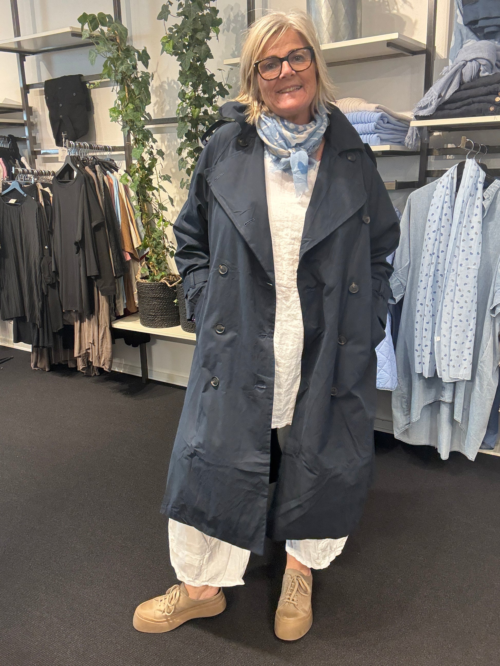 Smart plussize trench coat, som er perfekt her i foråret. Vi mener den kan bruges af plus size kvinder som er mellem str. 42 og 46, men tjek mål. 