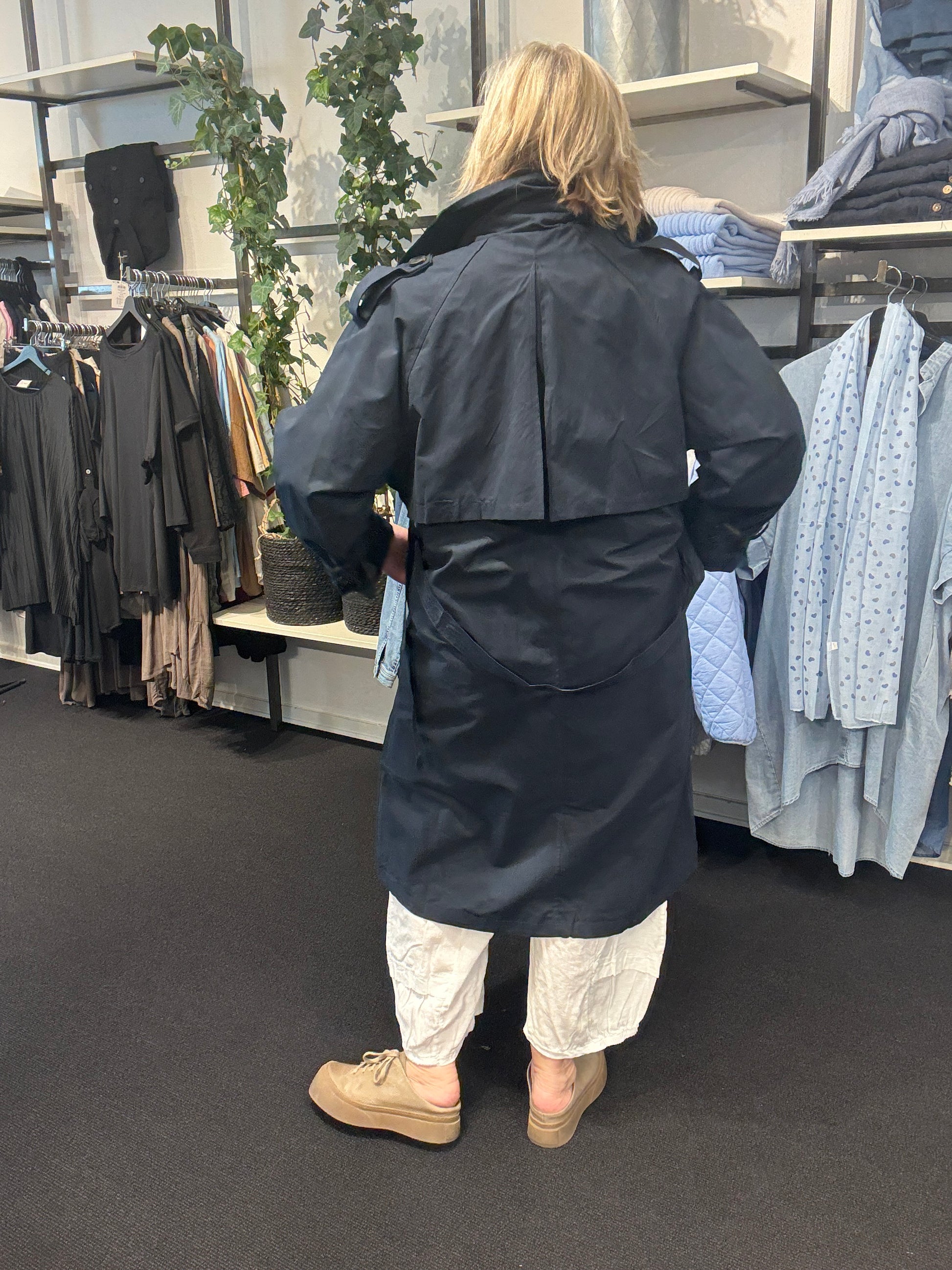 Smart plussize trench coat, som er perfekt her i foråret. Vi mener den kan bruges af plus size kvinder som er mellem str. 42 og 46, men tjek mål. 