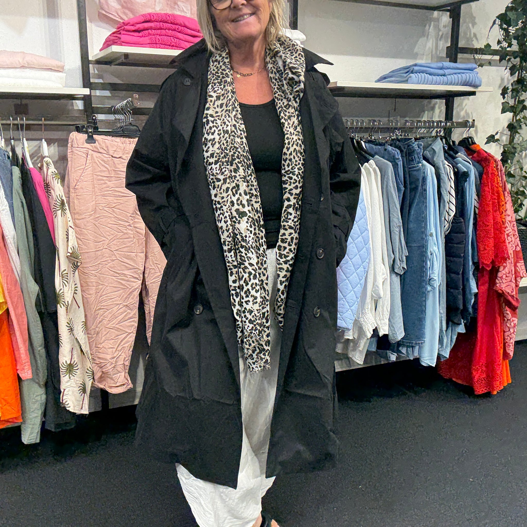 Smart plussize trench coat, som er perfekt her i foråret. Vi mener den kan bruges af plus size kvinder som er mellem str. 42 og 46, men tjek mål. 