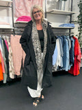 Smart plussize trench coat, som er perfekt her i foråret. Vi mener den kan bruges af plus size kvinder som er mellem str. 42 og 46, men tjek mål. 