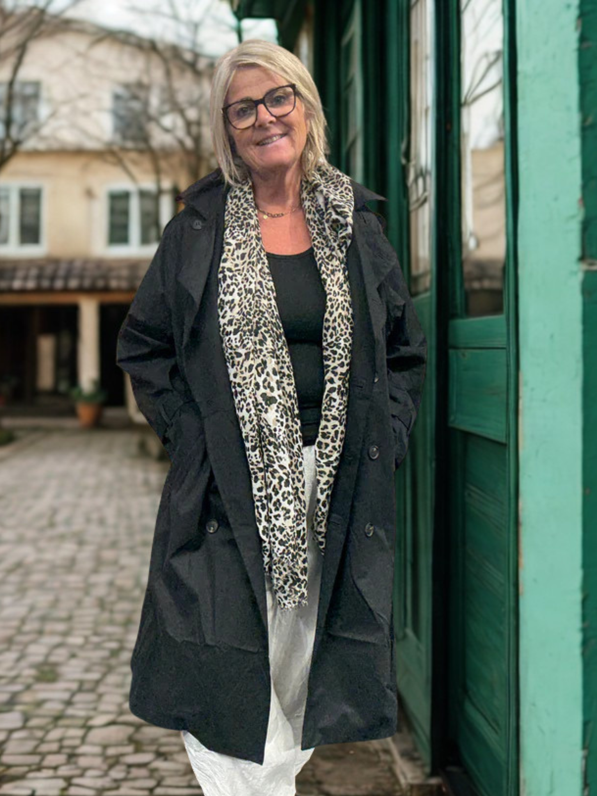 Trenchcoat til plus size kvinden - den har en rigtig god pasform. Perfekt til foråret og sommeren. 