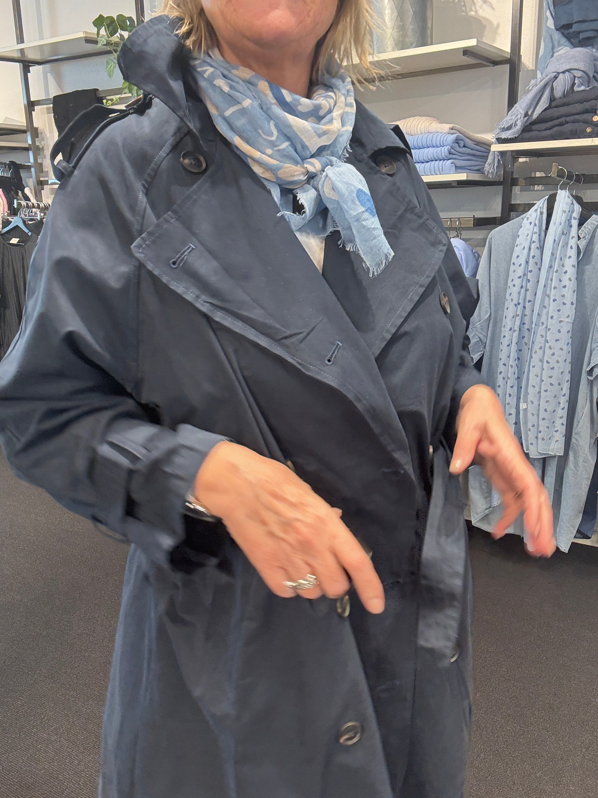 Smart plussize trench coat, som er perfekt her i foråret. Vi mener den kan bruges af plus size kvinder som er mellem str. 42 og 46, men tjek mål. 