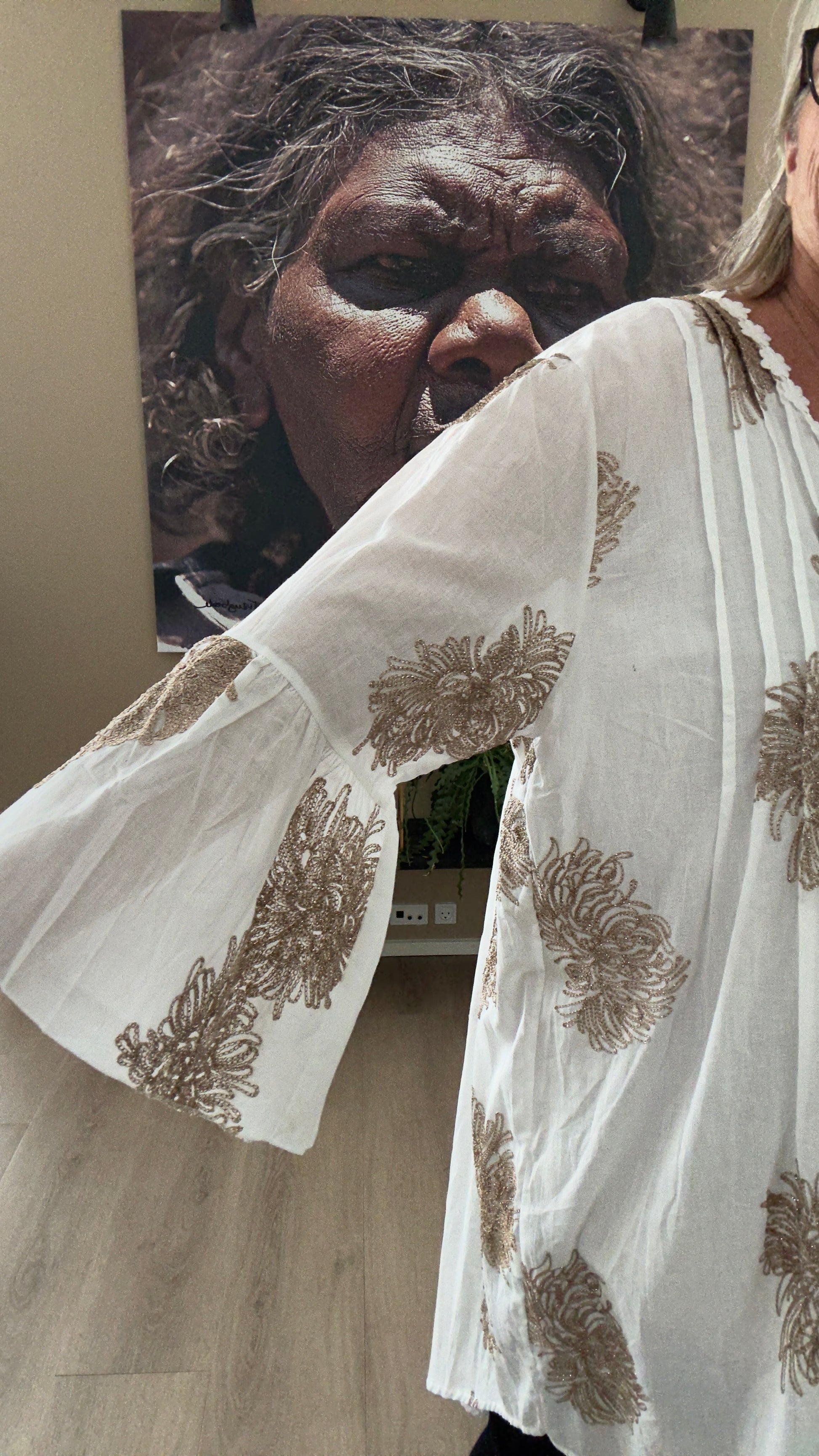 Tina hvid tunika til pluspiger med bronze broderi