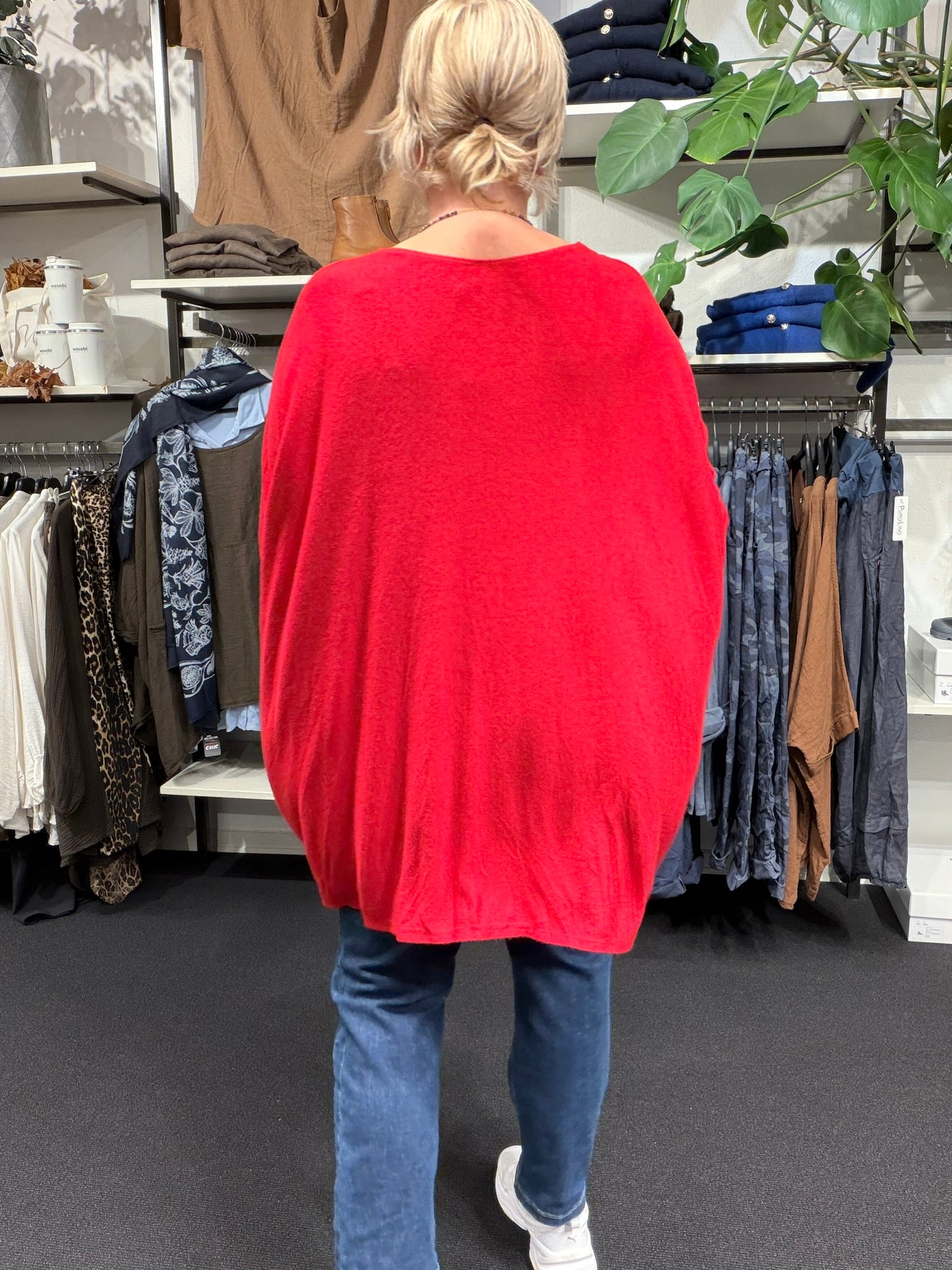 "Ebba strikbluse i blød, struktureret kvalitet med afslappet pasform overize tynd strik bluse som vi ofte har i mange farver