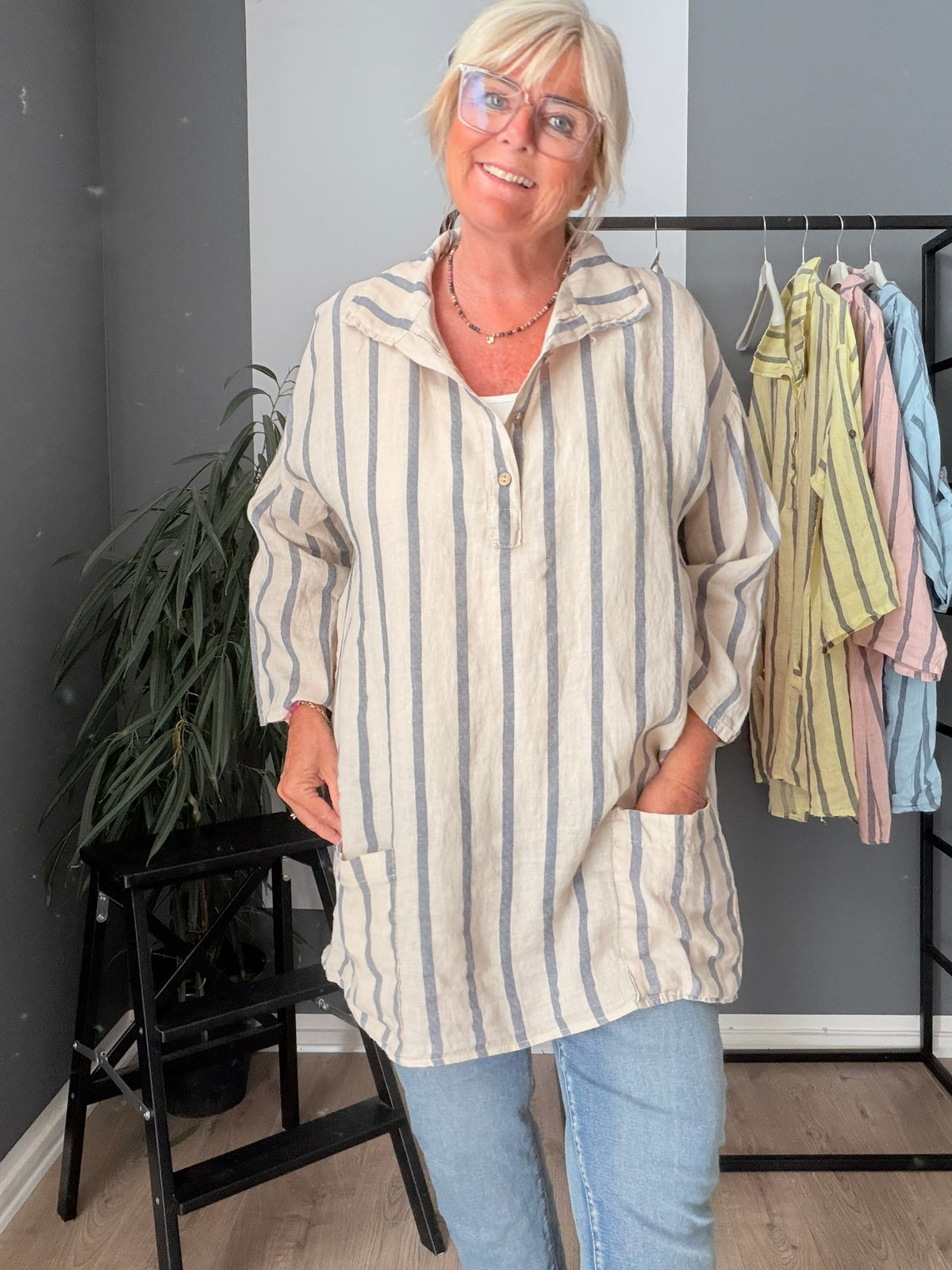 Luftig og komfortabel Ulla hørtunika designet til pluspiger. Tunikaen er fremstillet i let og åndbart hørmateriale, der gør den ideel til varme dage. Den har en løs, flatterende pasform, 3/4 del langt ærme med elevator hejs, stilren silhuet, som giver god bevægelsesfrihed. Perfekt til både hverdag og afslappede sommeranledninger. Kan styles med leggings eller bukser for et afslappet og moderne look.