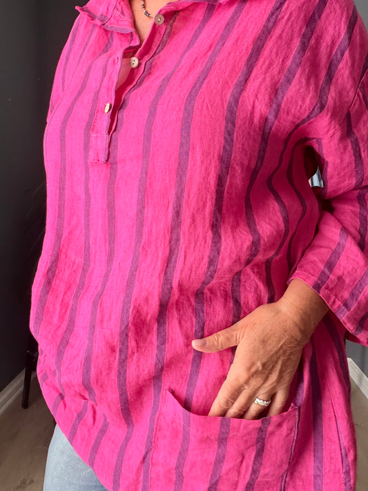 Luftig og komfortabel Ulla hørtunika designet til pluspiger. Tunikaen er fremstillet i let og åndbart hørmateriale, der gør den ideel til varme dage. Den har en løs, flatterende pasform, 3/4 del langt ærme med elevator hejs, stilren silhuet, som giver god bevægelsesfrihed. Perfekt til både hverdag og afslappede sommeranledninger. Kan styles med leggings eller bukser for et afslappet og moderne look.