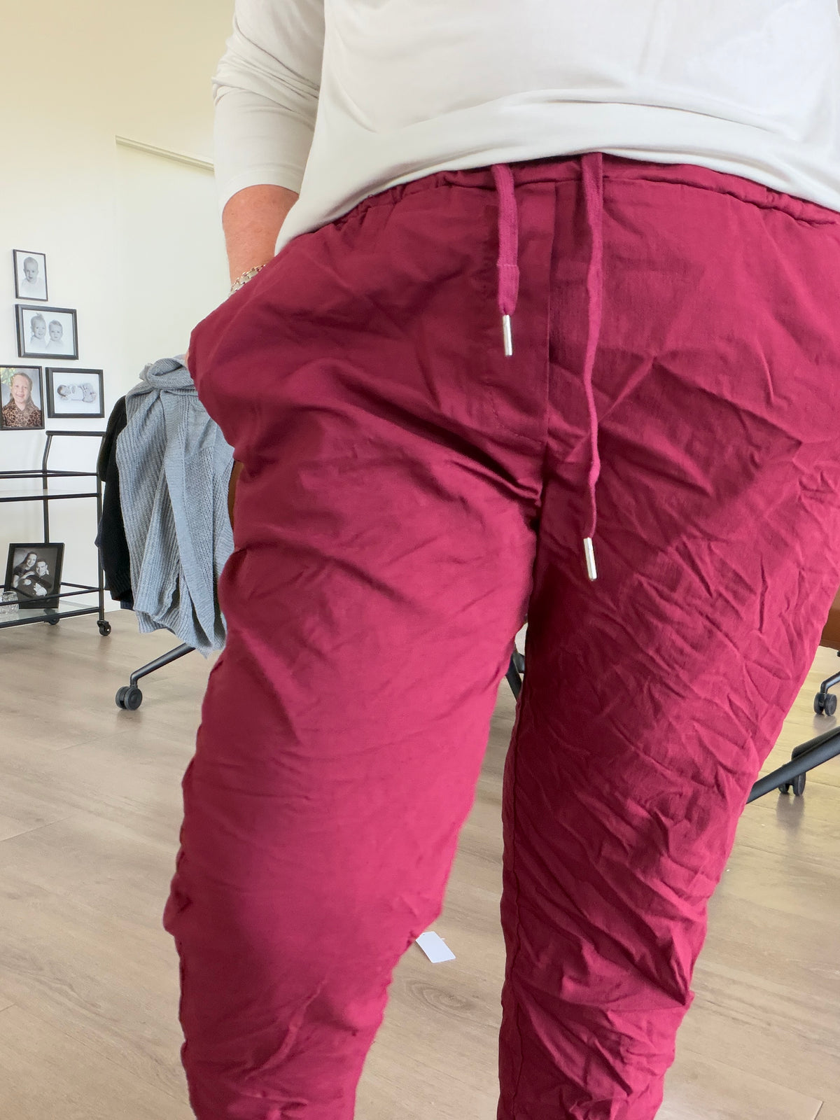 Rosa Hyggebuks i **plus size** er nu kommet i en ny og lækker model, som fås i 2 størrelser. Skønne, bløde og komfortable plus size bukser med en dejlig rummelig pasform. Perfekte til både hverdag og hygge. Modellen på billedet har str. 1 på. Brug vores billeder som inspiration, men tjek altid mål og størrelsesbeskrivelse for at finde den størrelse, der passer til din skønne facon.