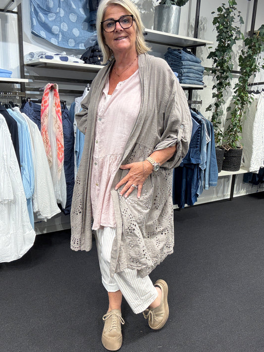 vibeke cardigan til pluspiger uden knapper i taupe