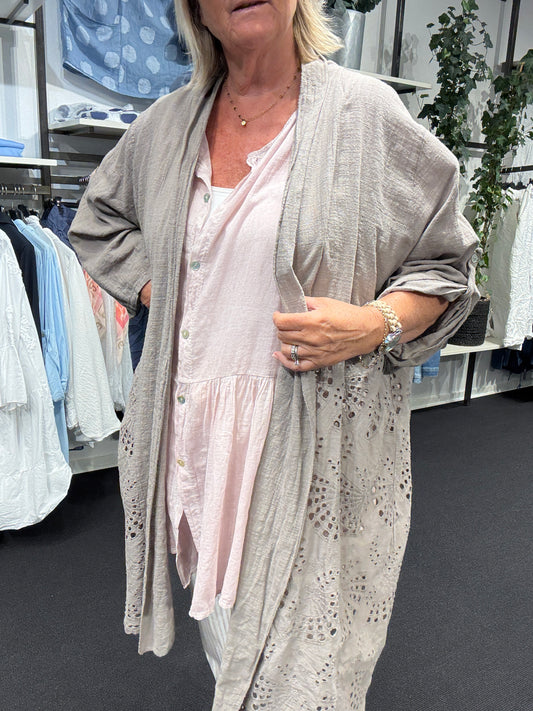 vibeke bomulds cardigan i taupe uden knapper til pluspiger.