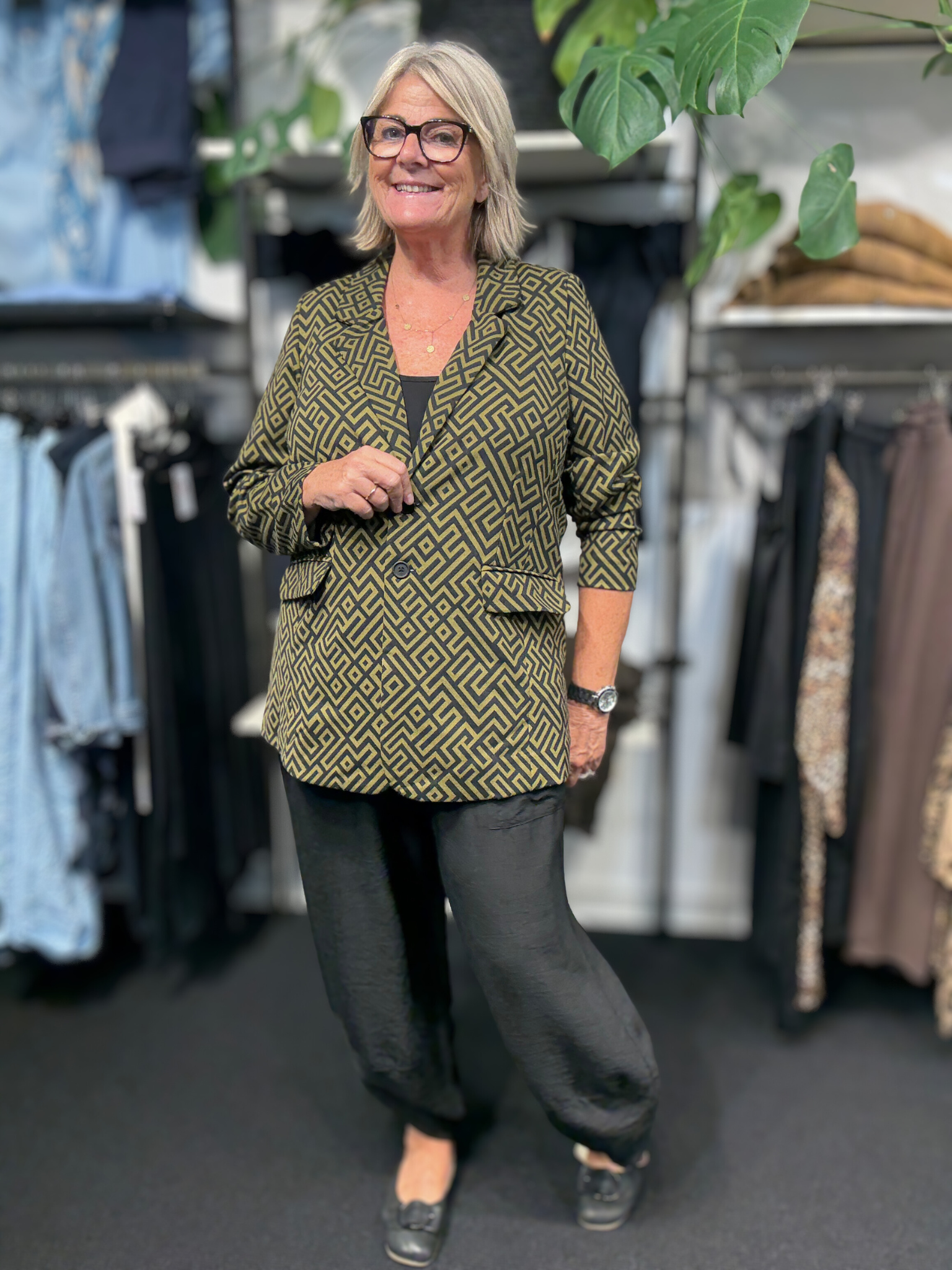Smart plus size blazer som fås fra str. 42 op til en str. 58. Den er i et flot mønster og i en smuk oliven/sort farvekombination.