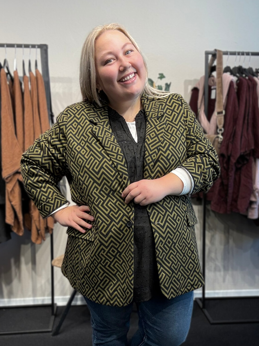 Smart plus size blazer som fås fra str. 42 op til en str. 58. Den er i et flot mønster og i en smuk oliven/sort farvekombination.