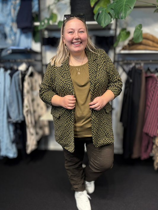 Smart plus size blazer som fås fra str. 42 op til en str. 58. Den er i et flot mønster og i en smuk oliven/sort farvekombination.