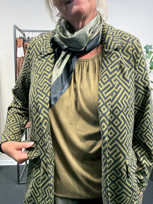 Smart plus size blazer som fås fra str. 42 op til en str. 58. Den er i et flot mønster og i en smuk oliven/sort farvekombination.