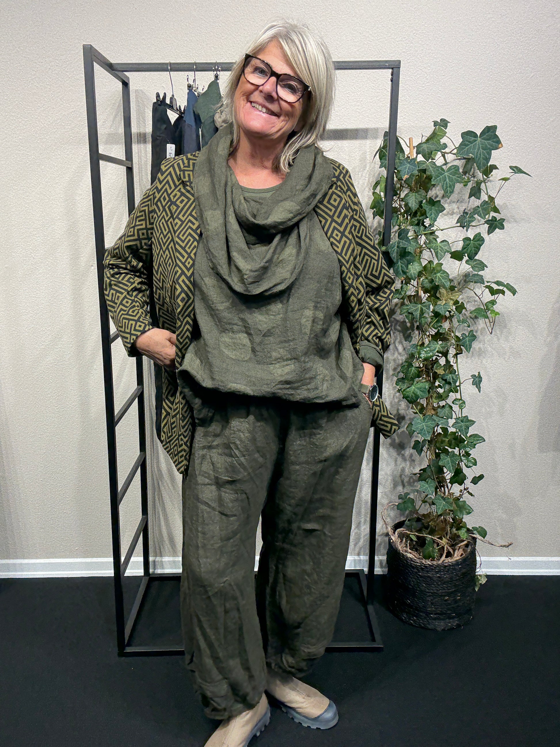 Vilja plussize blazer uden foer i smuk olivenfarve – alsidig og nem at sammensætte.