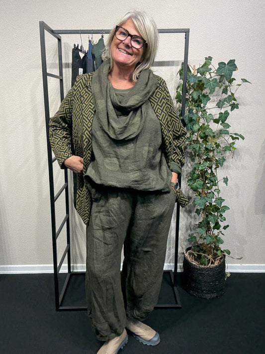 Vilja plussize blazer uden foer i smuk olivenfarve – alsidig og nem at sammensætte.