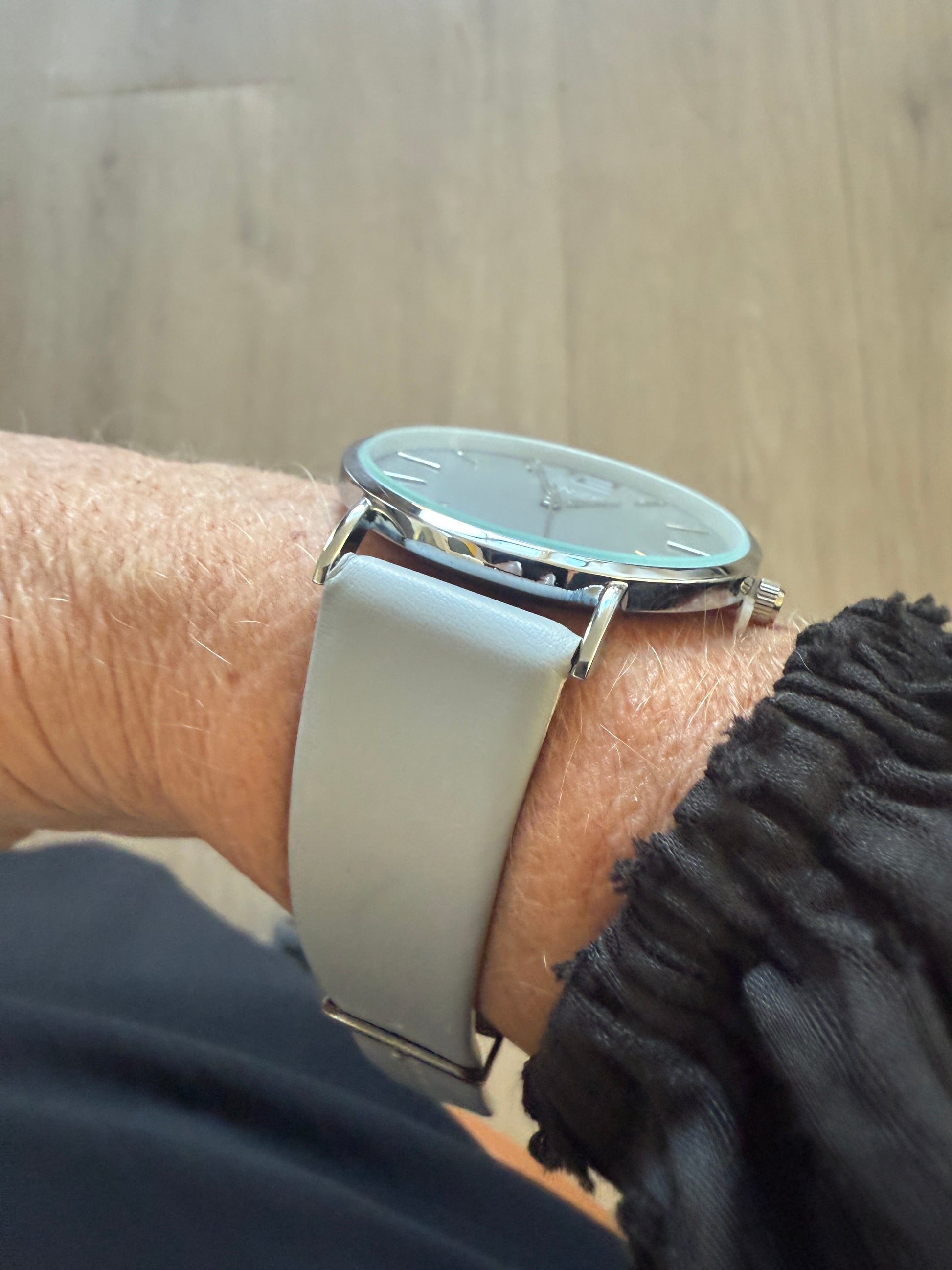 Vinka ur i den flotte lyse grå farver,uret findes i mange nye farver og har den vildeste billig pris,se dem hos Sigensgaard.dk