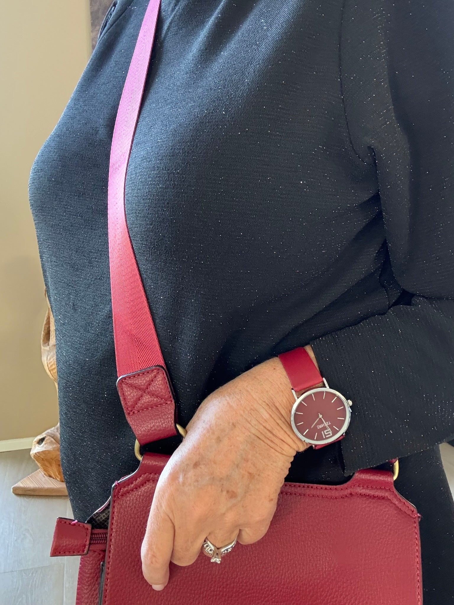 Vinka ur i den flotte røde farver,uret findes i mange nye farver og har den vildeste billig pris,se dem hos Sigensgaard.dk