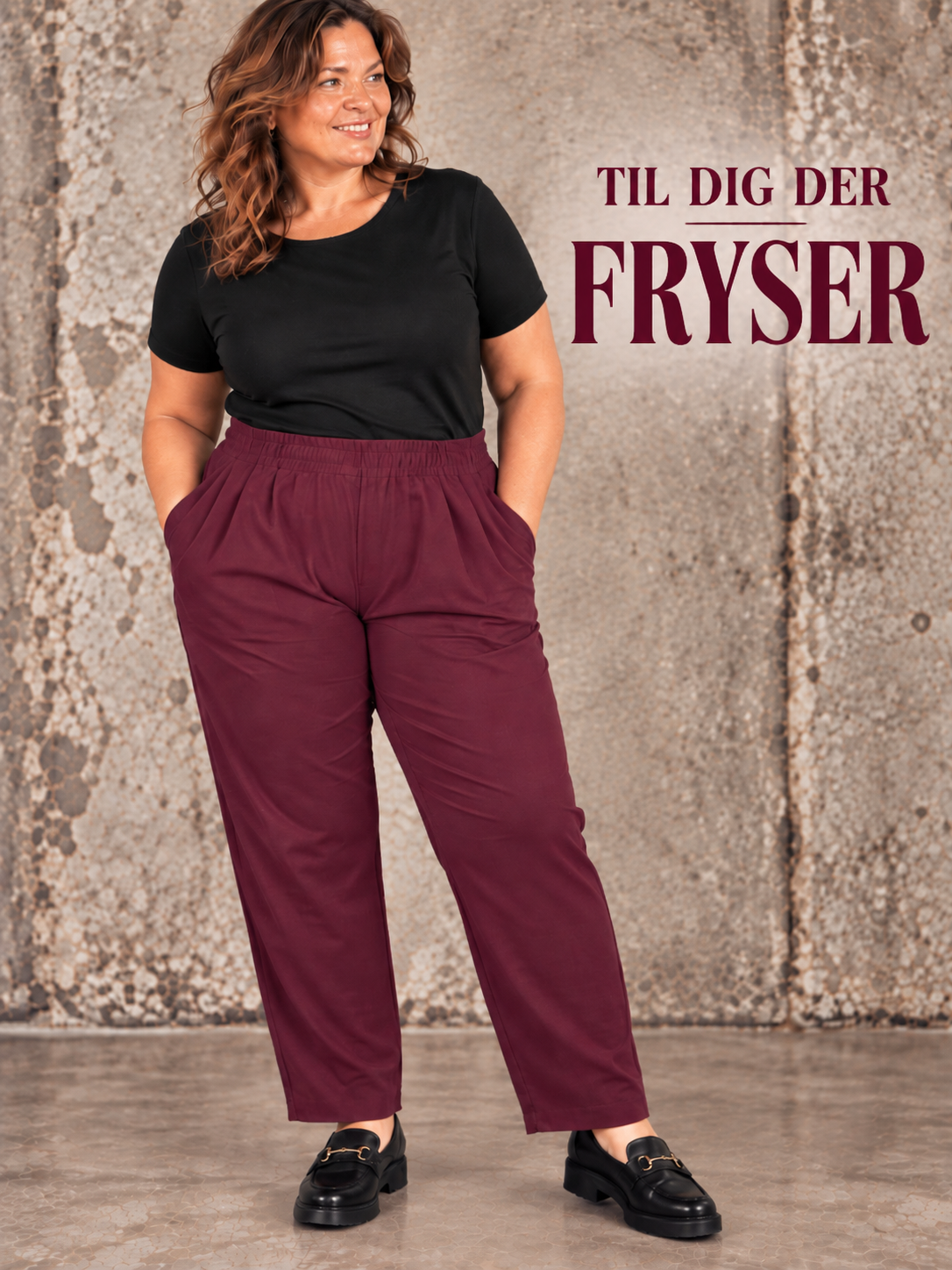 **SEO alt-tekst:**

Anni plussize buks i marineblå med elastik i taljen og praktiske sidelommer, vist på curvy model. Billedet er AI-genereret.
