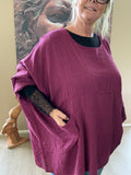 Susanne er en tunika til plus size kvinder, som elsker et oversize look. Den findes i mange forskellige farver. Den er onesize og passes af alt fra en str. 42 til og med str. 54. Her ses den i farven vinrød