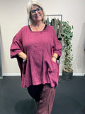 Susanne er en bomulds oversize tunika denne er i vinrød men findes altid i mange farver hos Sigensgaard.
