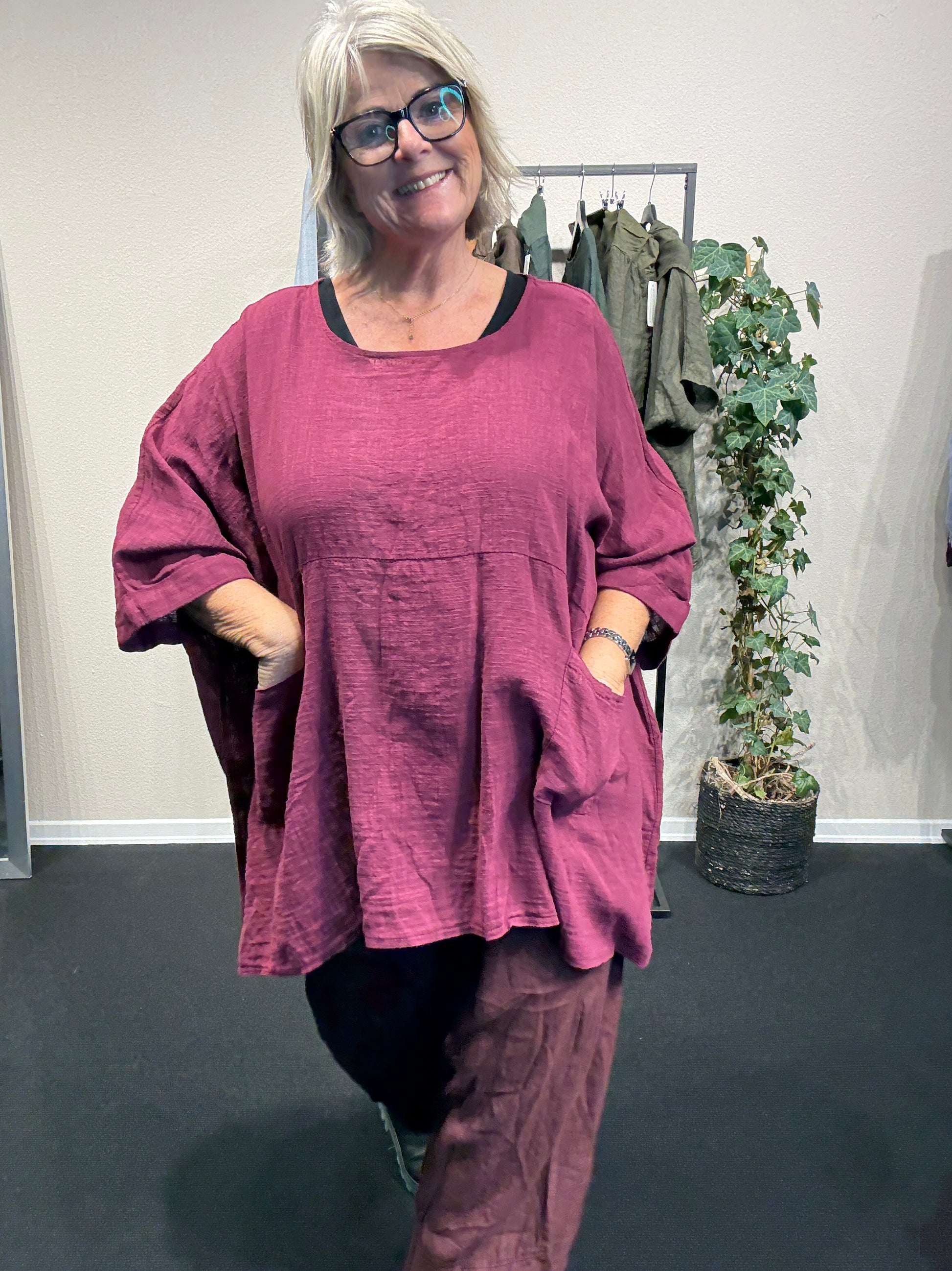 Susanne er en bomulds oversize tunika denne er i vinrød men findes altid i mange farver hos Sigensgaard.