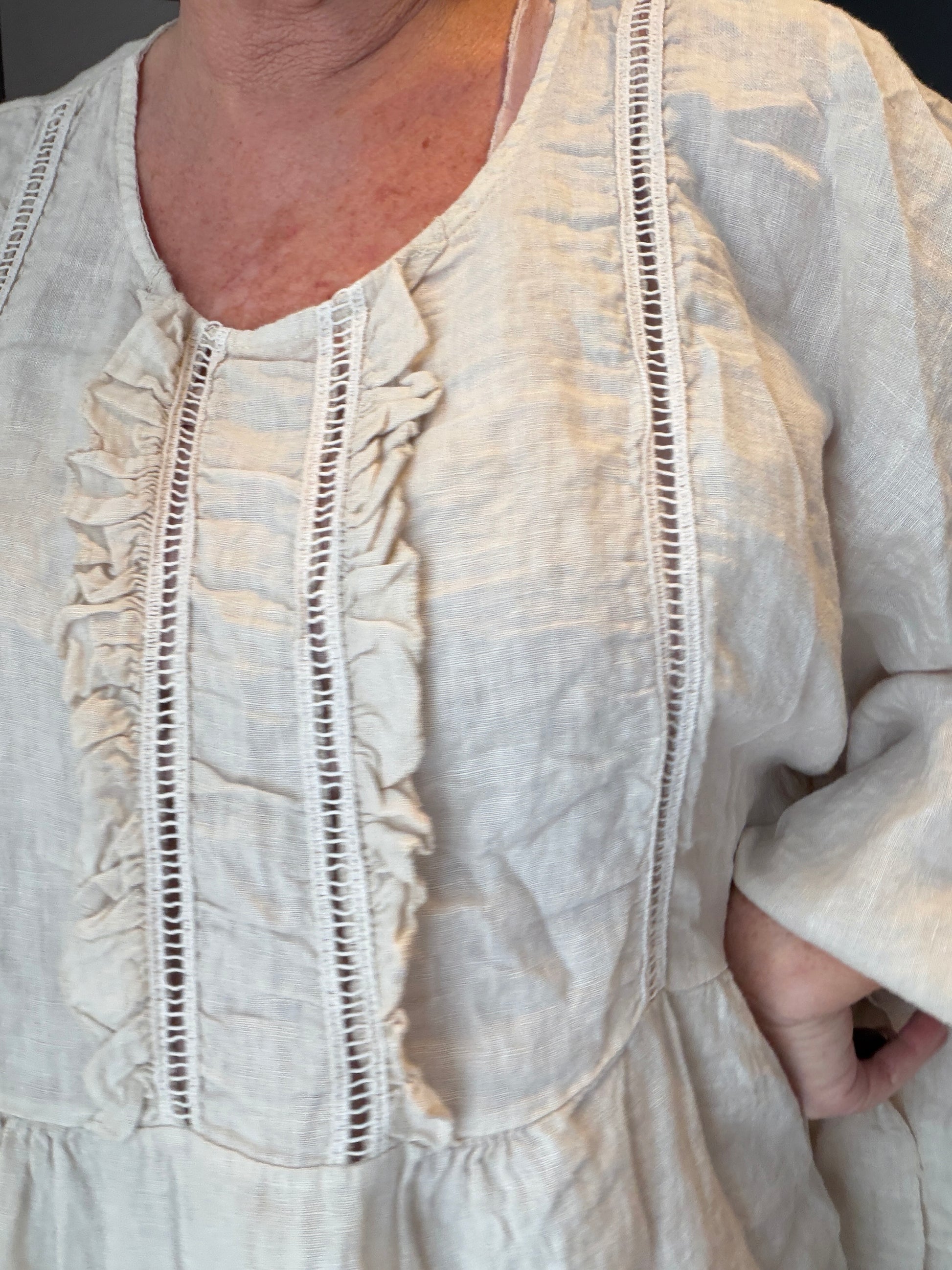 Viola hørtunika i sort smart rå tunika hemt perfekt til et par slidste jeans men også femini til en lang nederdel med et smart bælte eller kæde fåes i 5 flotte farver og så er det 100% hør