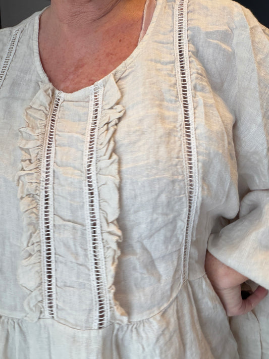 Viola hørtunika i sort smart rå tunika hemt perfekt til et par slidste jeans men også femini til en lang nederdel med et smart bælte eller kæde fåes i 5 flotte farver og så er det 100% hør