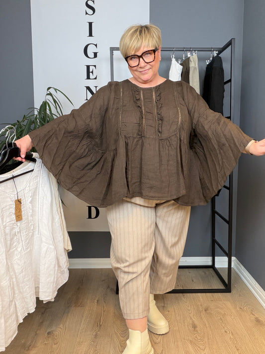 Hulda plussize hørkjole i let og åndbar hørkvalitet, designet med en flatterende pasform til kurvede kvinder. Kjolen har et tidløst og feminint snit, der falder smukt over kroppen og giver høj komfort hele dagen. Perfekt plussize kjole i hør til både hverdag og fest, ideel til varme dage med fokus på naturlige materialer, bevægelsesfrihed og stilrent udtryk