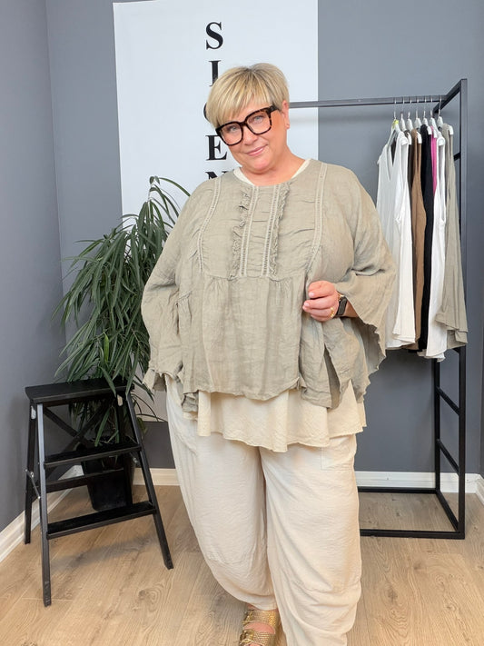 Viola plussize hørtunika i sand findes i flere forskellig farver og i 2 størrelser.