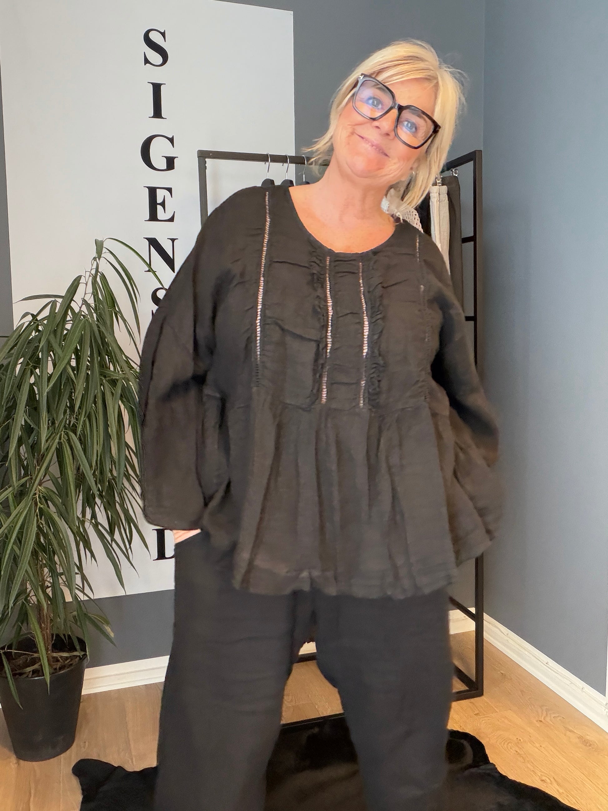 Viola hørtunika i sort smart rå tunika hemt perfekt til et par slidste jeans men også femini til en lang nederdel med et smart bælte eller kæde fåes i 5 flotte farver og så er det 100% hør