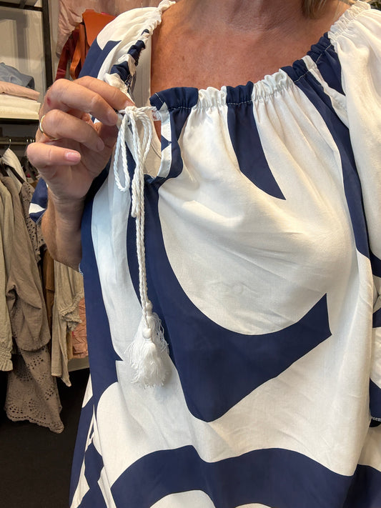 Ilona er en viskose tunika i brun og blå som er til pluspiger store størrelser ho sigensgaard.