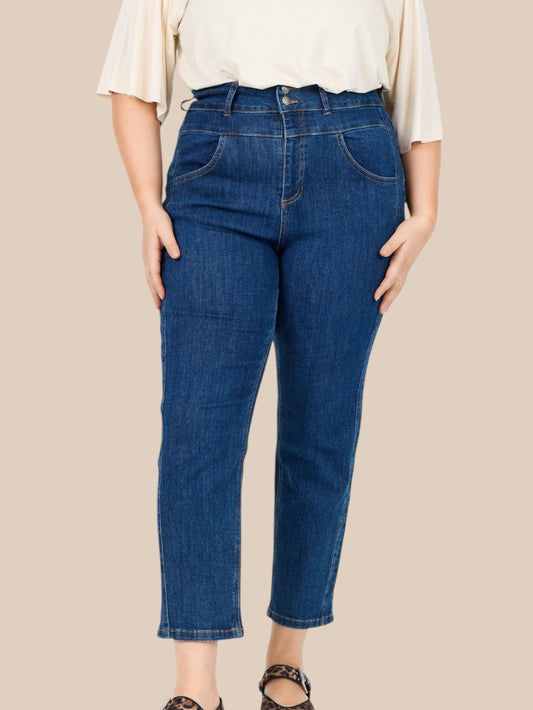 Smart jeans med flotte detaljer. De går fra en str. 42 til og med en str. 58. De er fra Wasabi Concept, og kan bruges til både hverdagsbrug og fest.