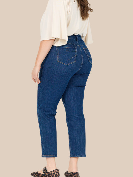 Smart jeans med flotte detaljer. De går fra en str. 42 til og med en str. 58. De er fra Wasabi Concept, og kan bruges til både hverdagsbrug og fest.