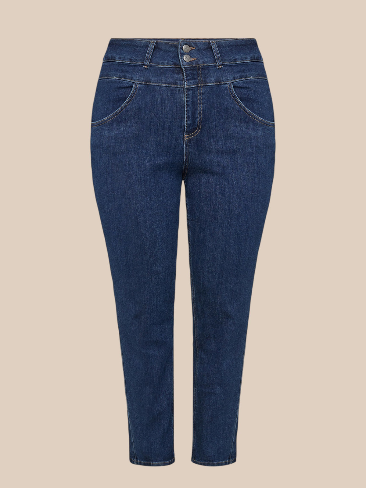 Smart jeans med flotte detaljer. De går fra en str. 42 til og med en str. 58. De er fra Wasabi Concept, og kan bruges til både hverdagsbrug og fest.