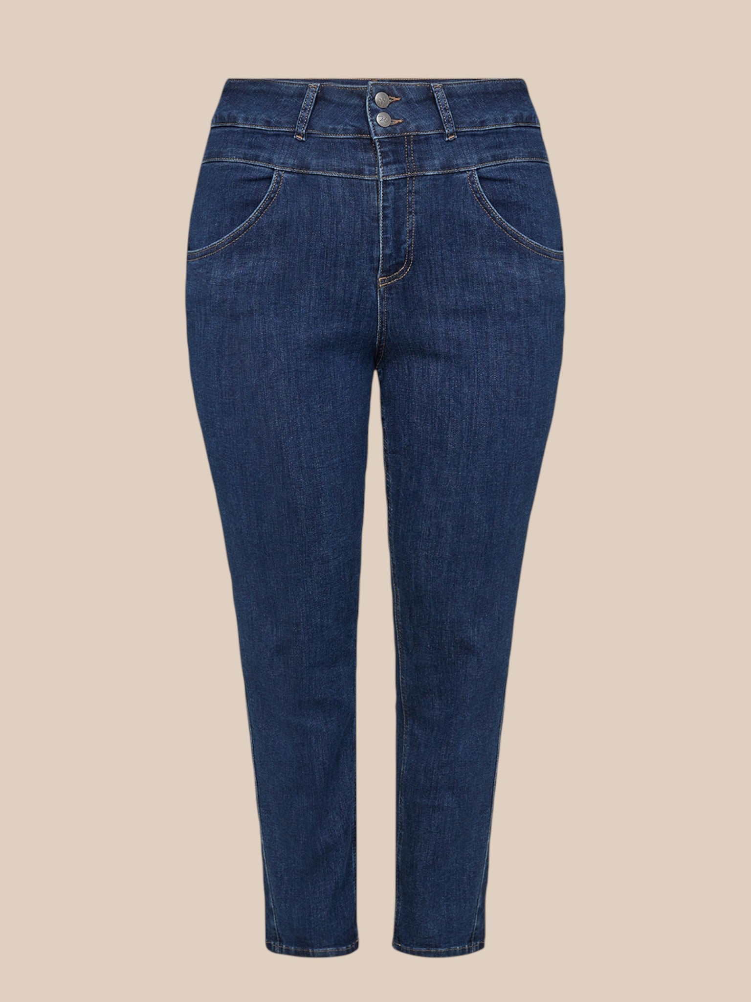 Smart jeans med flotte detaljer. De går fra en str. 42 til og med en str. 58. De er fra Wasabi Concept, og kan bruges til både hverdagsbrug og fest.