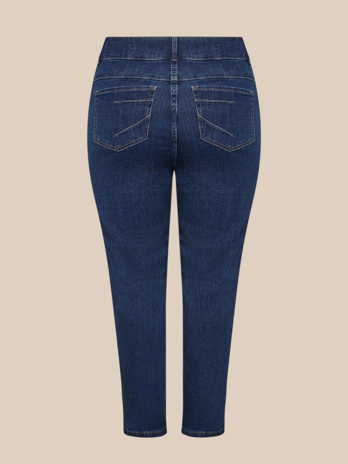 Smart jeans med flotte detaljer. De går fra en str. 42 til og med en str. 58. De er fra Wasabi Concept, og kan bruges til både hverdagsbrug og fest.