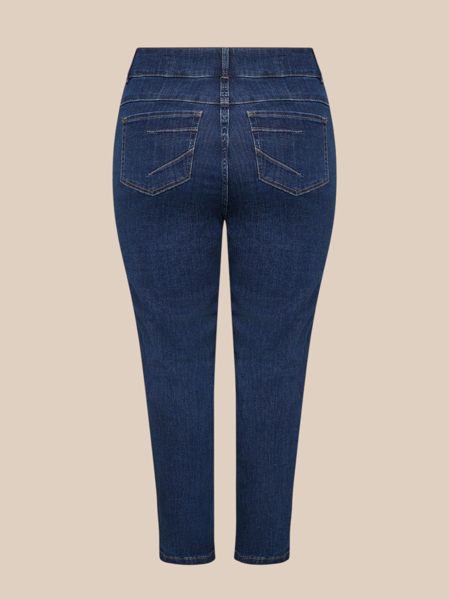 Smart jeans med flotte detaljer. De går fra en str. 42 til og med en str. 58. De er fra Wasabi Concept, og kan bruges til både hverdagsbrug og fest.