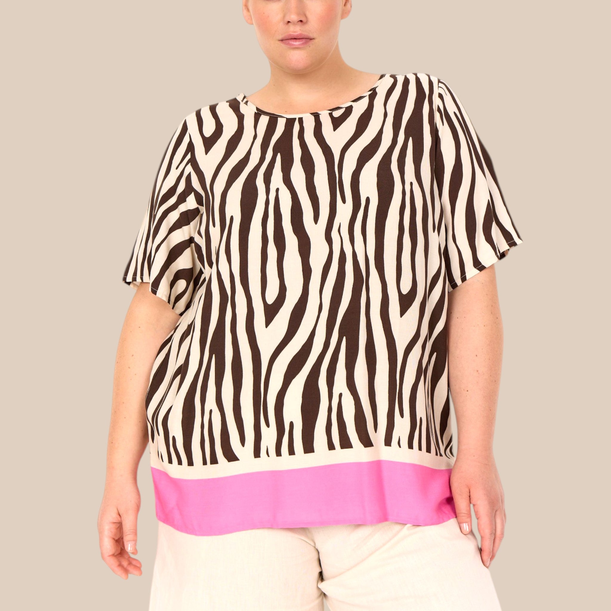 Mandie 1 blusen med zebra print plussize mode tshirt fra wasabi